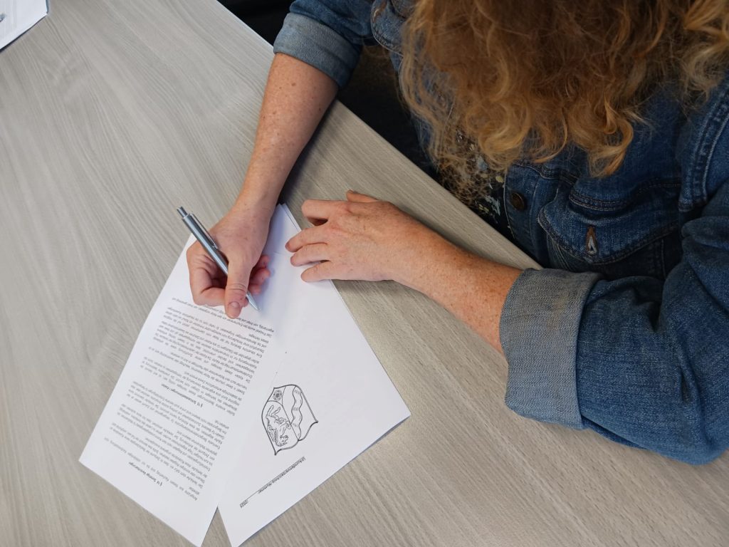 Mehr über den Artikel erfahren Vertragsunterzeichnung